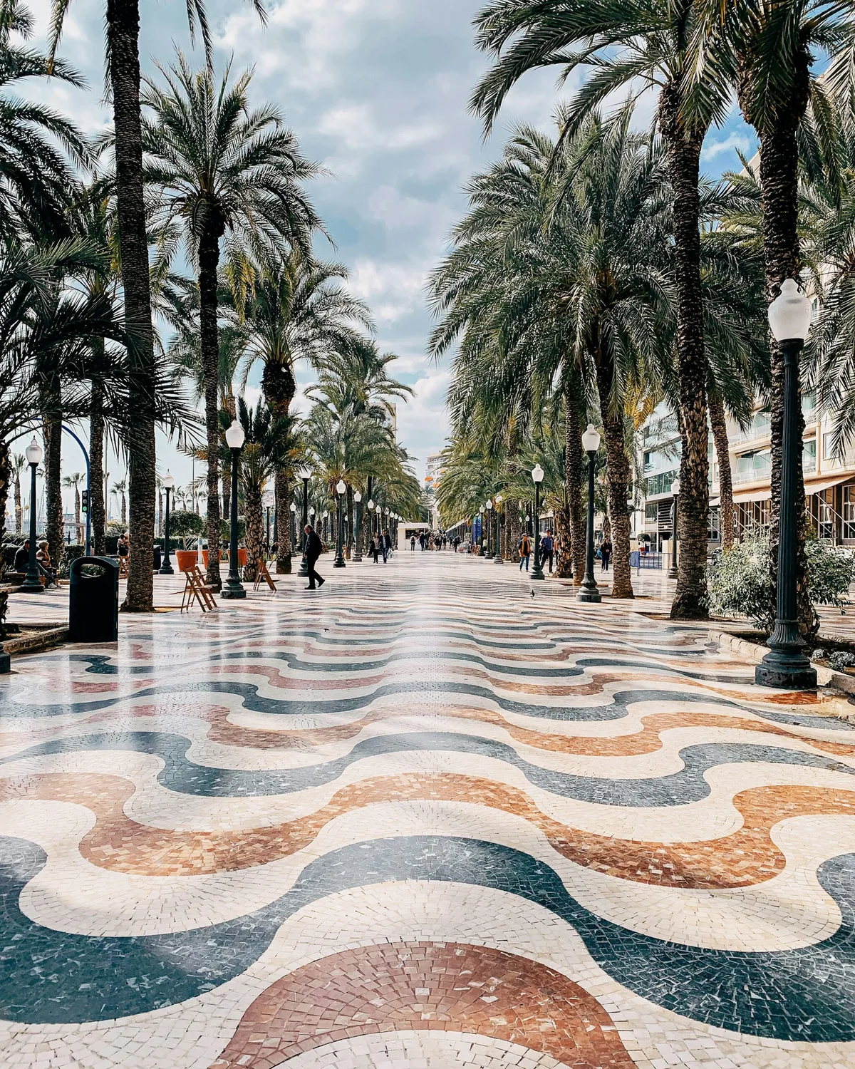 De Explanada de España in Alicante, met haar golvende mozaïek en palmen