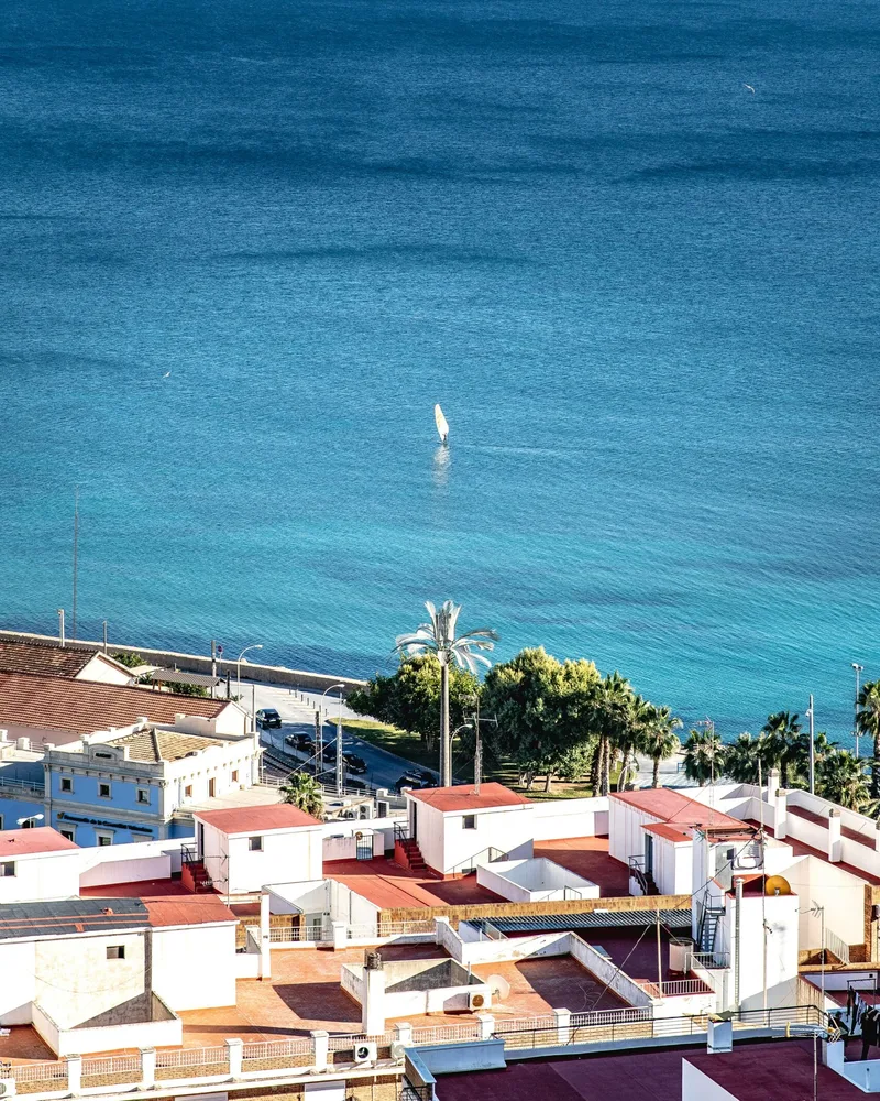 De zee bij Málaga, met de daken van het centrum