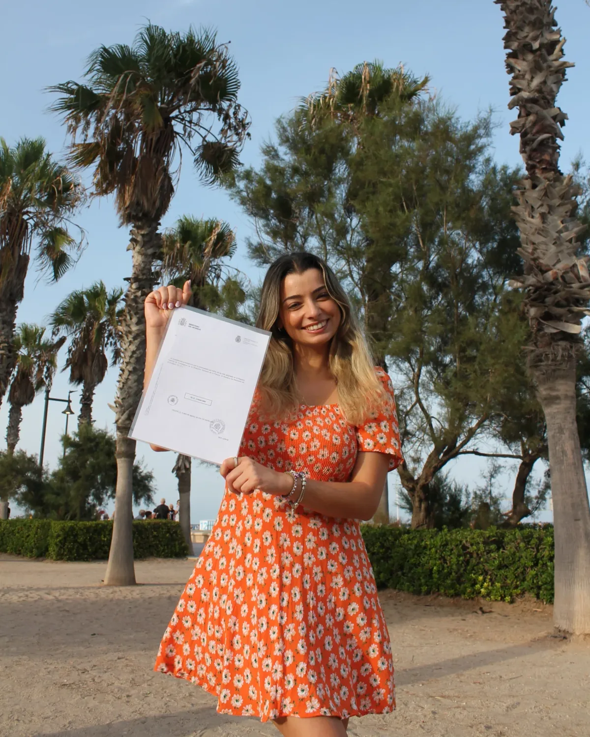 Een klant met haar NIE-certificaat